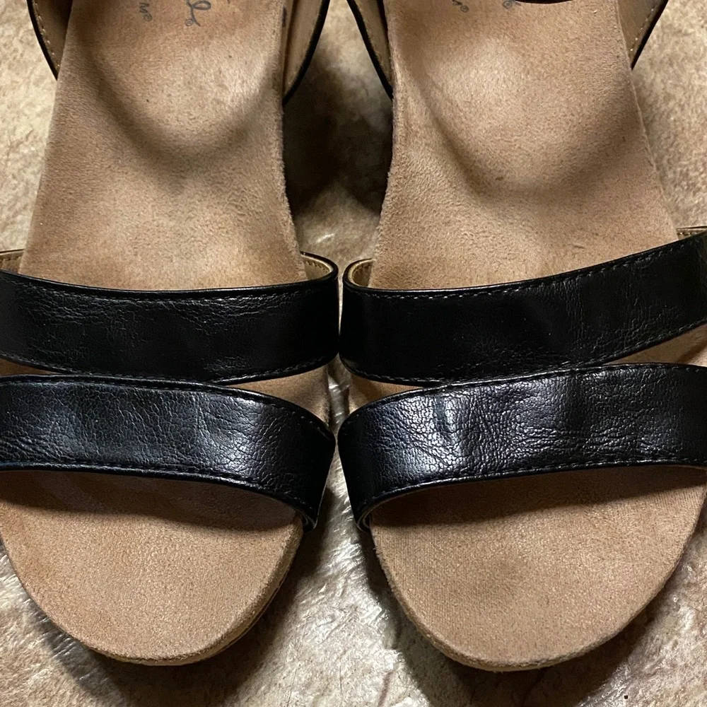 Life Stride Black and Tan Size 6.5M Women's Comfy Sandals Summer